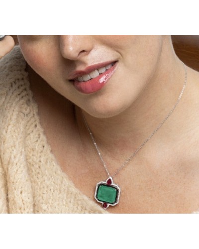 Collar con piedra verde grande
