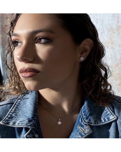 Detalles Pendientes brillantes pequeños con circonitas. Pendientes elegantes que darán un toque de brillo a tu oreja y a todos t